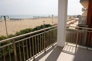 リド・ディ・イエゾロにあるVilla Mazzon Family Apartmentsのビーチを望むバルコニー