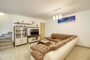 Posedenie v ubytovaní Charming villa Aurora with private pool 200m from the beach for up to 10 persons - WiiBuk