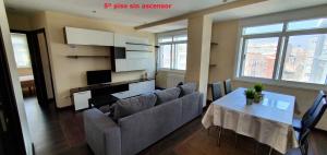 sala de estar con sofá y mesa en Coqueto apartamento de 2 habitaciones en zona estación tren en A Coruña