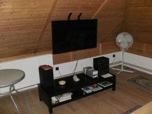 a living room with a tv and a table at Privat Buk 100 in Jindřichŭv Hradec