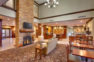 een lobby met een bank en een open haard bij Staybridge Suites Omaha 80th and Dodge, an IHG Hotel in Omaha