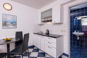 Kuchyňa alebo kuchynka v ubytovaní Apartments Jane Perna
