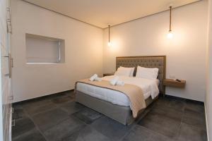 Llit o llits en una habitació de Acrothea Perdika