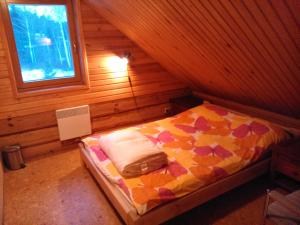 Postel nebo postele na pokoji v ubytování Vana-Laane Puhkemaja
