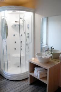 a bathroom with a shower and a sink at Jachthuis Au Bois Du Gheer in Le Gheer