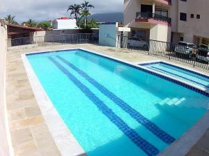 a large blue swimming pool on top of a building at AP Caraguatatuba - Indaiá in Caraguatatuba