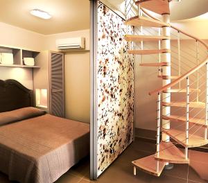 1 dormitorio con 1 cama y escalera de caracol en Cala del Porto Residence, en Marettimo
