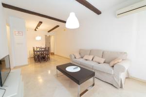 sala de estar con sofá y mesa en Apartamento Almunia, en Granada