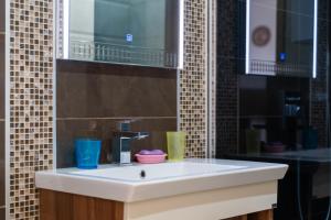 Un baño con un lavabo blanco y un espejo. en Apartment Victory in Vila Pekovic, en Zlatibor 17 fotos más