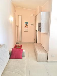 salon z kanapą i czerwoną poduszką w obiekcie L'attico di Greta,Etna house w mieście Mascalucia