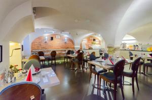 Reštaurácia alebo iné gastronomické zariadenie v ubytovaní Celestin Residence