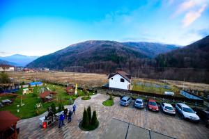 eine Gruppe von Autos auf einem Parkplatz geparkt in der Unterkunft Pensiunea Grande Lepsa in Lepşa + 22 Fotos