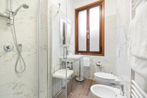 A bathroom at Del Remer Apartment - 5mins from San Marco sq Még 23 kép