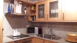 a kitchen with a sink and a microwave at Galicia - Porto de Espasante - Ortigueira in O Porto de Espasante