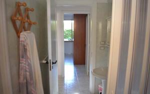 ein Badezimmer mit Waschbecken, Toilette und Spiegel in der Unterkunft Casa a Torre dell Orso Pt55 in Torre dell'Orso