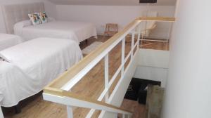 Habitación con 2 camas y escalera en Apartamentos Turísticos Los Picos, en Liérganes