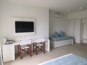 Televízia a/alebo spoločenská miestnosť v ubytovaní Stile libero b&b