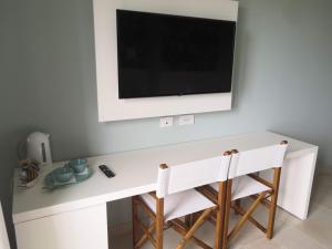 Televízia a/alebo spoločenská miestnosť v ubytovaní Stile libero b&b