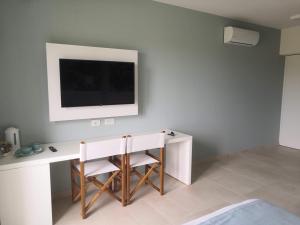 Televízia a/alebo spoločenská miestnosť v ubytovaní Stile libero b&b