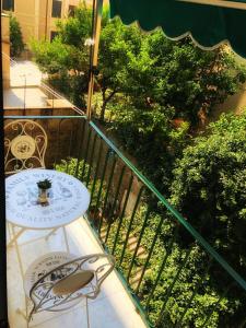 een tafel en een stoel op een balkon bij CA’ DEL MARE in Bogliasco