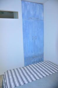 聖瑪麗亞的住宿－Cateresa Apartament，一张蓝色的橱柜,位于一个配有床的房间