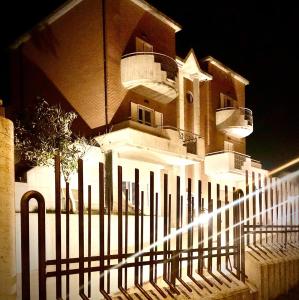 un edificio con una valla delante en Villa Carmen Resort, en Campobasso