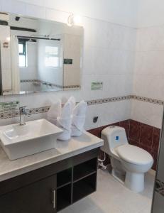 ein Bad mit einem Waschbecken und einem WC in der Unterkunft Hotel Andres Venero in Villa de Leyva