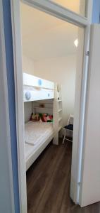 Katil dua tingkat atau katil-katil dua tingkat dalam bilik di Strandläufer-G13