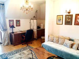 a living room with a couch and a desk at Penzion a Restauracia Toldi in Galanta