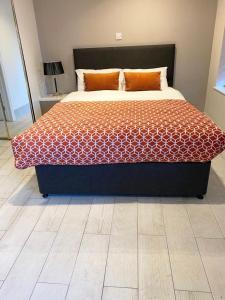 A bed or beds in a room at Thameside Hotel 