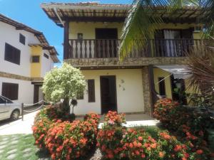 a house with flowers in front of it at Paraíso Casa de Praia em Saquarema in Saquarema