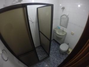 a bathroom with a shower and a toilet at Paraíso Casa de Praia em Saquarema in Saquarema