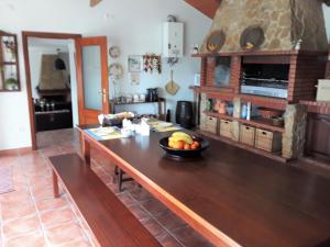 una cucina con tavolo e ciotola di frutta di Casa Branca do Moinho a Salgueiro
