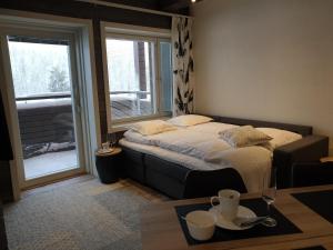 een kleine slaapkamer met een bed en een raam bij RukaValley Unique47 Ski In - Ski Out in Ruka