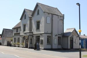 un edificio blanco al lado de una calle en Prince of Wales en East Cowes