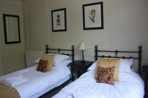 Un pat sau paturi într-o cameră la Prince of Wales