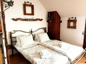Posteľ alebo postele v izbe v ubytovaní Penzion a Restauracia Toldi