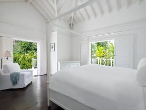 Кровать или кровати в номере Sugar Beach, A Viceroy Resort