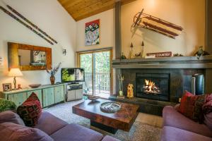 TV a/nebo společenská místnost v ubytování Townsend Place by Vail Realty