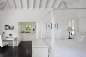 Кровать или кровати в номере Sugar Beach, A Viceroy Resort