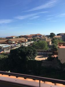 una vista di una città con alberi ed edifici di L'attico di Greta,Etna house a Mascalucia