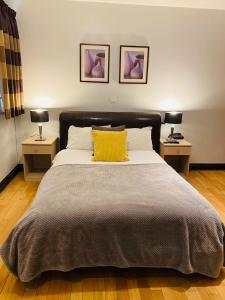 A bed or beds in a room at Thameside Hotel 