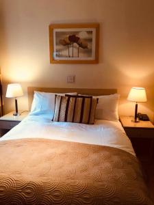 A bed or beds in a room at Thameside Hotel 