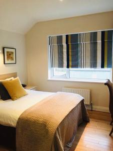 A bed or beds in a room at Thameside Hotel 