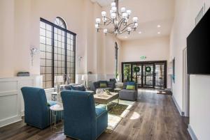 a living room with blue furniture and a chandelier at Quality Inn & Suites Lake City in Lake City