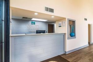 een lobby van een verpleegstation met een balie bij Quality Inn & Suites in Lake City