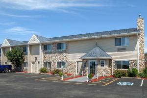 a building with a parking lot in front of it at Quality Inn & Suites Prairie Du Chien in Prairie du Chien