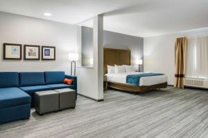 מיטה או מיטות בחדר ב-Comfort Suites DeSoto Dallas South