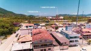 una vista aérea de una pequeña ciudad con edificios en Pousada da Bia, en Penha
