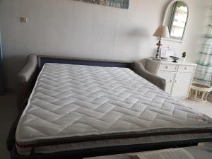 カネ・アン・ルシヨンにあるResidence Beaupreのベッドフレーム付きの客室のベッド1台分です。